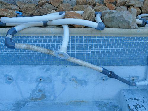Chantier piscine : branchement traitement UV et fin décapage bassin de nage