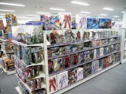 Un rayon de magasin dédié aux jouets Gundam