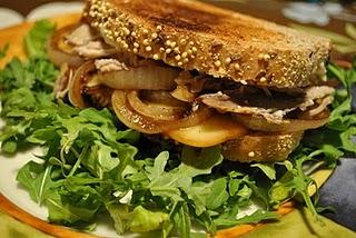 Sandwich à la dinde avec gouda et oignons caramélisés