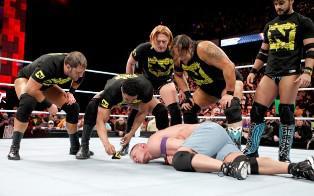 Alors qu'il doit s'expliquer avec CM Punk John Cena est violemment attaqué par les Nexus