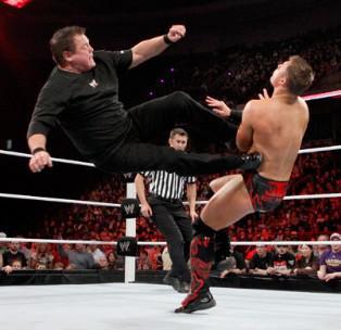 Jerry Lawler le commentateur de Raw donne la leçon au Champion de la WWE The Miz