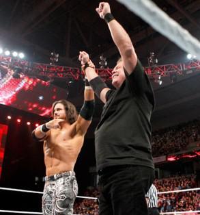 Le challenger N°1 au titre de Champion de la WWE John Morrison salue la victoire de Jerry Lawler face au Miz 