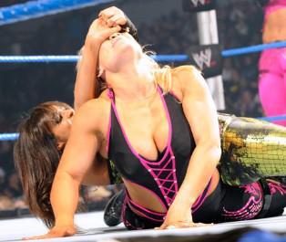 Layla et Michelle McCool affrontent Beth Phoenix et Natalya