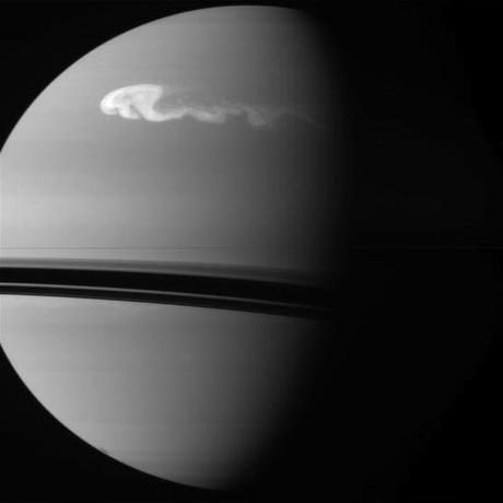 La tempête de Saturne photographiée par Cassini Grosse tempête sur Saturne