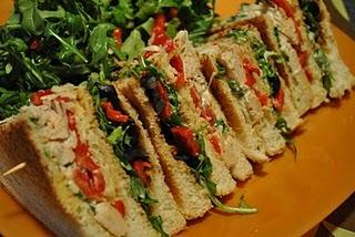 Club sandwich toscan au poulet et poivron rouge rôti avec roquette et mayonnaise