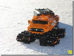 Un véhicule tout terrain à chenilles en LEGO