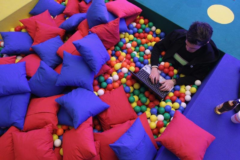 Le congrès annuel du « Chaos Computer Club », le plus important groupe de hacker européen, s’est ouvert hier à Berlin. Depuis 1984, il propose chaque année conférences et ateliers sur nombreux sujets techniques, sociaux ou politiques ayant attrait au web.