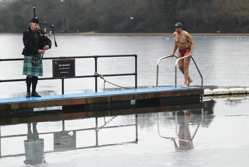 Baignade traditionnelle dans les eaux glacées de la Serpentine, lac artificiel de Hyde Park dans le centre de Londres le 25 décembre.