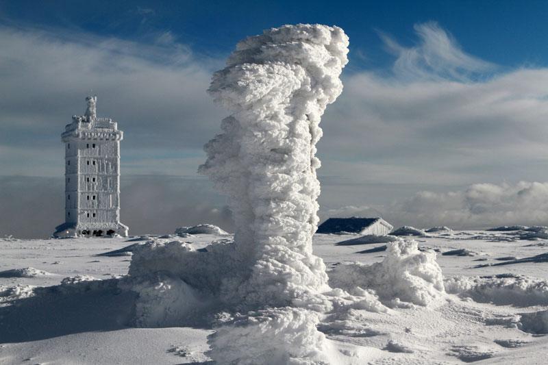 <b></div>LE JOUR D’APRÈS.</b> Serions-nous à l’aube d’un nouvel âge de glace ? Pas vraiment. L’image semble sortie du film catastrophe de Roland Emmerich, mais ce paysage figé n’est autre que le sommet de Brocken, le point culminant du Harz, un massif montagneux situé en Allemagne. A 1142 mètres d’altitude, la tour de glace (à gauche), haute de 53 mètres, abrite la plus ancienne antenne de télévision du monde. Quant au bâtiment givré (au fond à droite), ex-annexe de l’émetteur, il a été, depuis peu, converti en hôtel-restaurant pour les touristes du froid. Reste cette surprenante sculpture de neige : tout simplement un épicéa qui a pris froid, surpris par le blizzard et les températures polaires qui ont réfrigéré toute l’Europe ! 