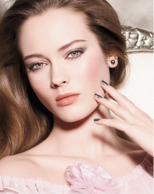 - Monika Jagaciak, 16 ans, est le nouveau visage des cosmétiques Chanel -