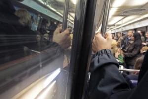 Des usagers dans le métro à Paris