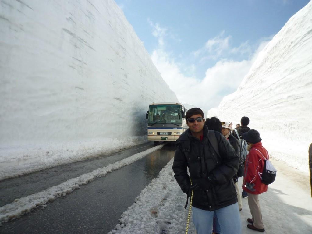 Les murs de neige sur la route Tateyama - Kurobe, au Japon.