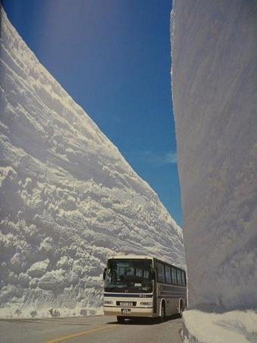 Les murs de neige sur la route Tateyama - Kurobe, au Japon.