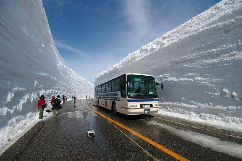 Les murs de neige sur la route Tateyama - Kurobe, au Japon.