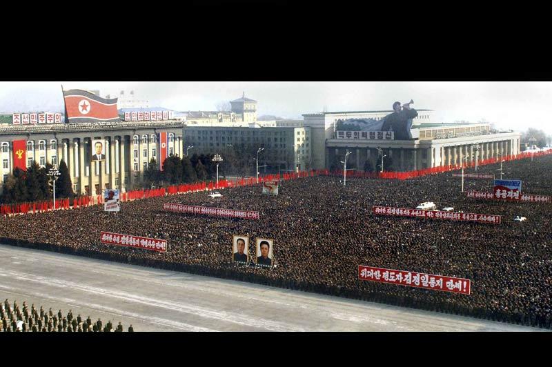 Lundi 3 janvier, à Pyongyang, capitale de la Corée du Nord, plusieurs milliers de personnes ont défilé au milieu de panneaux représentant les portraits du dirigeant Kim Jong-Il et de son père, fondateur du régime Kim Il-Sung. 