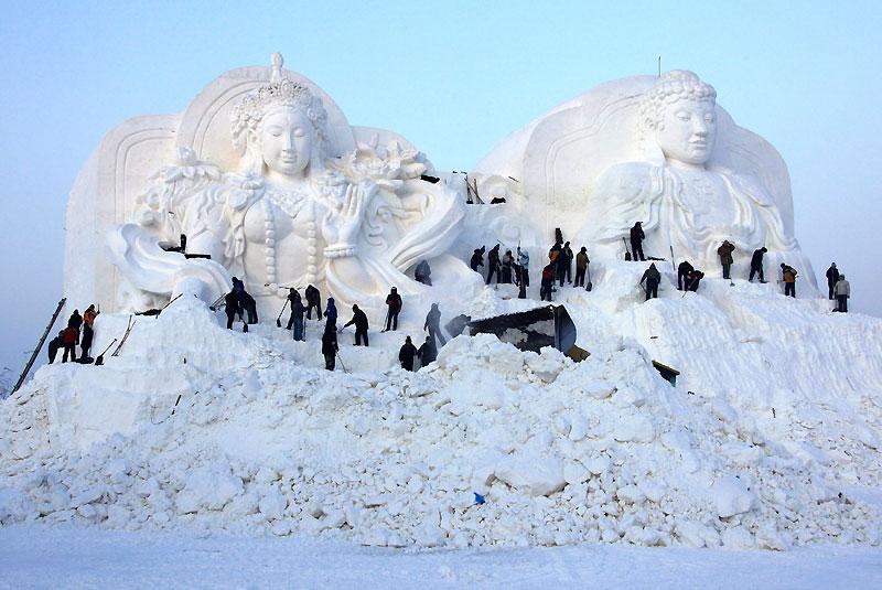 Mardi 4 janvier, des sculpteurs sur glace mettent la touche finale à cette œuvre éphémère, à l’occasion d’un festival qui se déroule chaque année à Harbin, en Chine. 