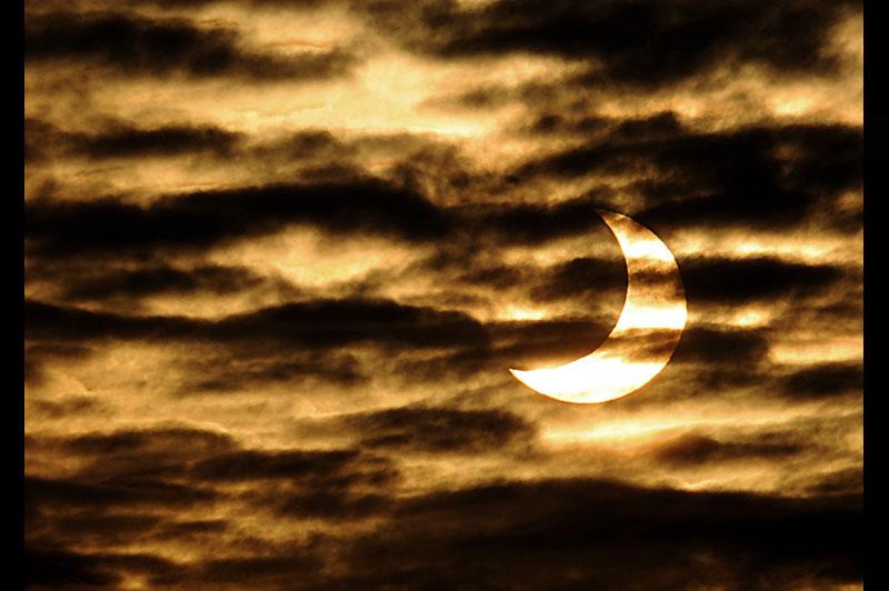Un voile de nuages a gêné l’observation de l’éclipse partielle du soleil photographiée ici à Locon, dans le nord de la France, mardi 4 janvier.