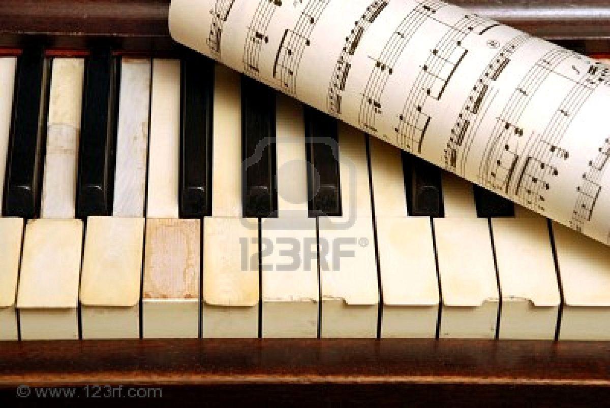 Vintage vieux piano et feuille de papier avec les notes de musique Banque d'images - 5116652
