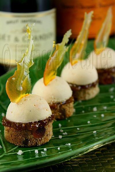Canapés de foie gras mousseux et confiture de figues sur pain d'épices aux fruits confits