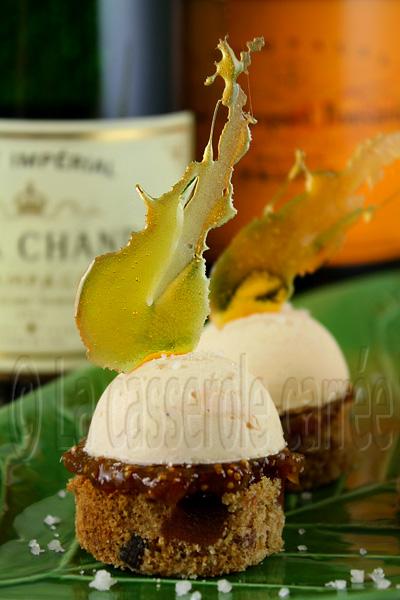 Canapés de foie gras mousseux et confiture de figues sur pain d'épices aux fruits confits