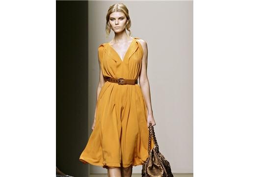 http://www.linternaute.com/femmes/luxe/haute-couture/photo/des-robes-d-ete-aux-couleurs-acidulees/image/robe-jaune-moutarde-bottega-venetta-430846.jpg