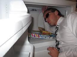 Toi aussi, mets la tête dans le frigo !