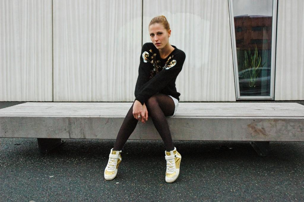 pull noir sequins or baskets dorées short jean