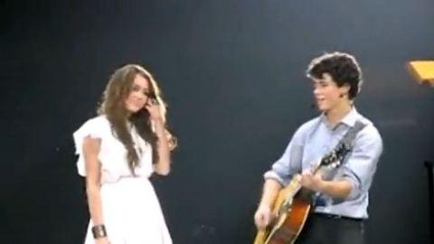 Miley Cyrus et Nick Jonas ... Ils se remettent ensemble ... pour un duo