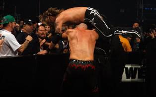 Le Champion du Monde Poids Lourd Edge en difficulté face à Kane