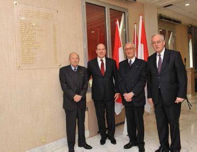 S.A.S. le Prince Souverain, entouré, de gauche à droite par LL.EE.MM. André Saint-Mleux et Patrick Leclerq, anciens Ministres d'Etat, et de S.E. M. Michel Roger. Photo (c) CDP