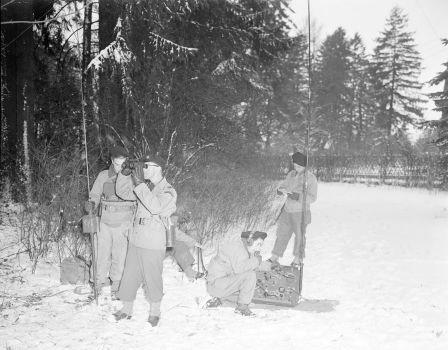 Le lieutenant-colonel Gambiez, commandant la Brigade de choc, en exercice avec une équipe de transmissions dans les bois, près de Delle.