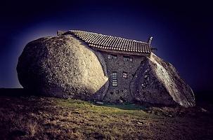 Maison entre pierres au Portugal
