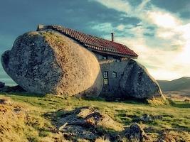 Maison entre pierres au Portugal