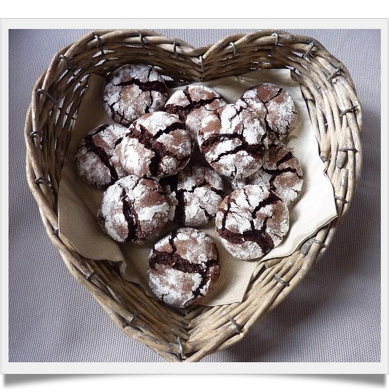 Chocolate crinkles cookies ou biscuits craquelés au chocolat