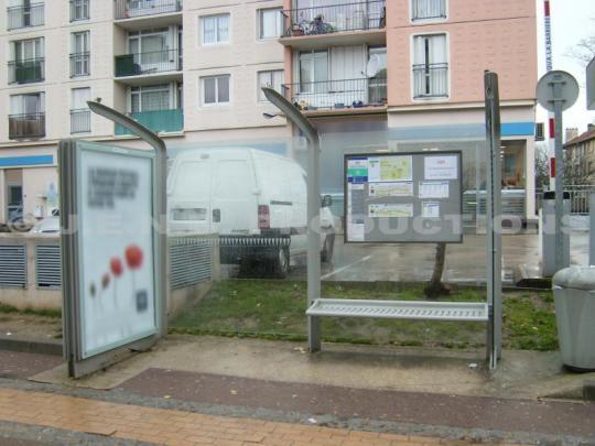 Abri-Bus détérioré depuis aoùt 2010 : La RATP, à peine aimable, se dégage de toute responsabilité. Un arrêt de bus sans statut j