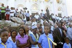 Des milliers d'Haïtiens ont participé à une messe en plein air sur les ruines de la basilique Notre-Dame pour commémorer le premier anniversaire du séisme.