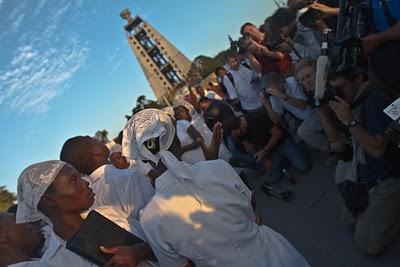 Un minute de silence dans un pays de 'parleux'