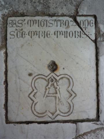 Une équerre et un compas sur la dalle funéraire d'un maître d'œuvre à Pise (Italie)