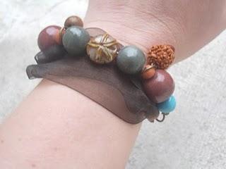 Nouveau bracelet (ruban) et les p'tits soucis (rebelote)