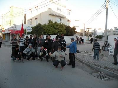 Tunisie : Il faut casser l'armée en deux, fraternisez avec les militaires patriotes! A Tunis, le peuple construit ses milices d'auto-défense contre les bandits socialo-fascistes du RCD.