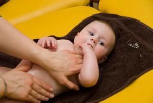 Masser son bébé : bienfaits et conseils
