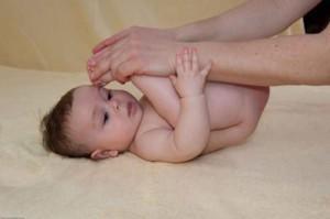 Masser son bébé : bienfaits et conseils