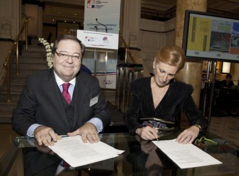 Signature de la convention de donation d'archives par Myriam Pairault, présidente de la CCFC, et Guy Berthiaume, président de BANQ (crédit: Thierry Quenette, photographe)