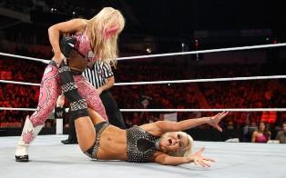 La championne des Divas de la WWE Natalya s'impose face à Maryse