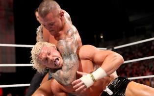 A quelques jours du Royal Rumble Randy Orton marque des points