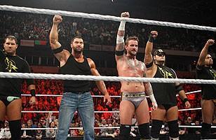 Le nouveau leader des Nexus, CM Punk, s'impose face à John Cena par disqualification lors du Raw du 17/01/2011