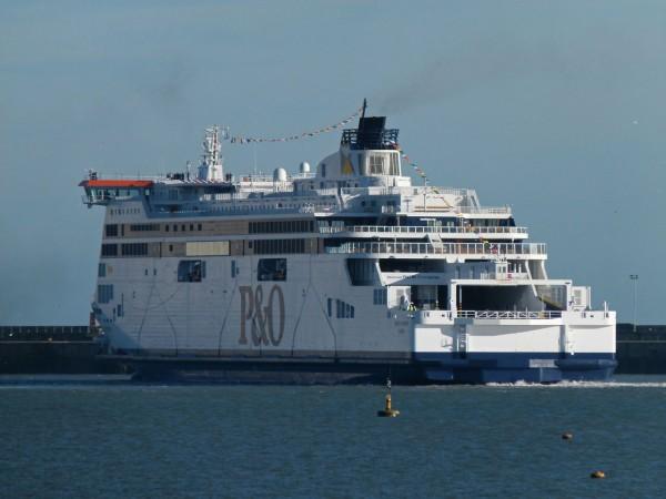 Esprit de la Grande-Bretagne, le plus grand ferry dans le détroit de Douvres.
