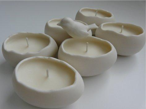 Des boîtes de 6 bougies en porcelaine