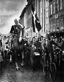 Christian_X_in_Copenhagen_1940.jpg