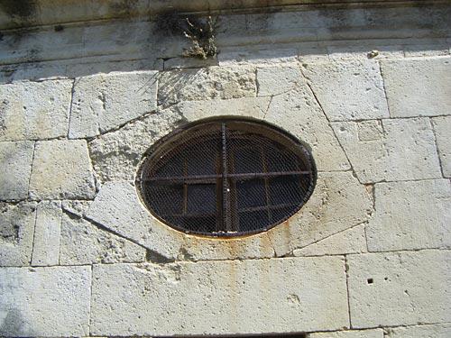 Les oculi dissemblables du château de Grignan (26)